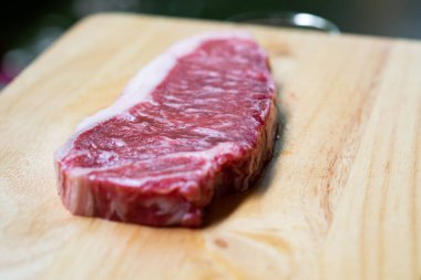 Kırmızı çiğ biftek sığır filetosu karşı bir karabiber ile