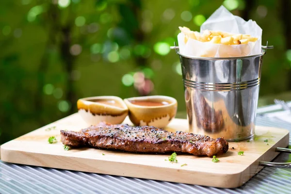 Steak Roastbeef Mit Pommes Und Soße Auf Einem Holzblech — Stockfoto