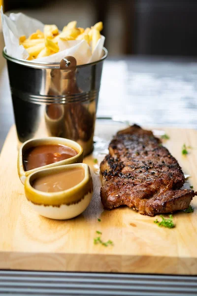 Bife Sirloin Contra Com Batatas Fritas Molho Uma Bandeja Madeira — Fotografia de Stock