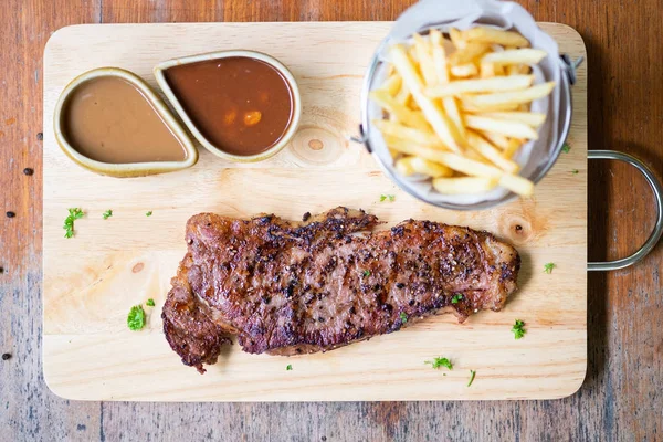 Filete Sirloin Contra Con Papas Fritas Salsa Una Bandeja Madera — Foto de Stock