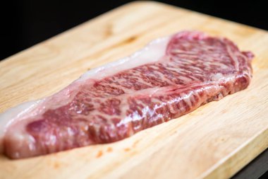 wagyu kobe sığır eti biftek kesme tahtası üzerinde