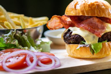 Hamburger ve patates kızartması ahşap tepsi. Çizburger