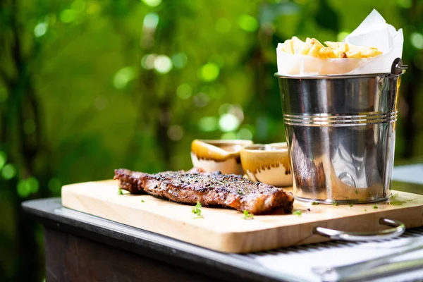 Filete Sirloin Contra Con Papas Fritas Salsa Una Bandeja Madera —  Fotos de Stock