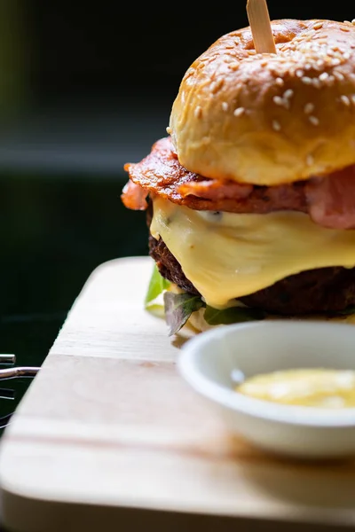 Hamburgers Frites Sur Plateau Bois Cheeseburger — Photo