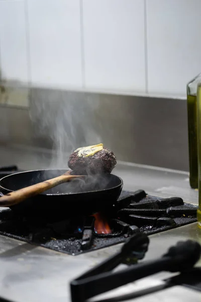 フライパンで調理中に牛肉のハンバーガー — ストック写真