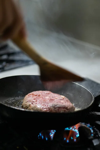 Hambúrguer Carne Durante Culinária Panela — Fotografia de Stock