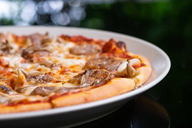 Ev yapımı taze pizza domates, peynir ve sosis ile