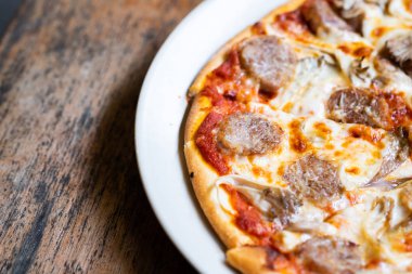 Ev yapımı taze pizza domates, peynir ve sosis ile