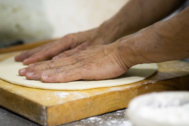 Taze pizza domates, peynir ve sosis ile 