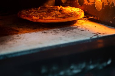 Ev yapımı taze pizza domates, peynir ve sosis ile