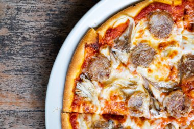 Ev yapımı taze pizza domates, peynir ve sosis ile