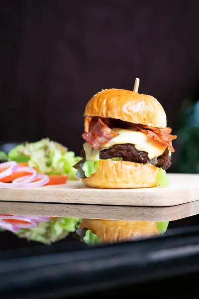 Hamburguesas Papas Fritas Bandeja Madera Hamburguesa Con Queso — Foto de Stock