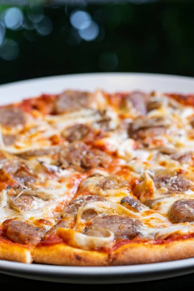 Pizza Fresca Caseira Com Tomate Queijo Salsicha — Fotografia de Stock