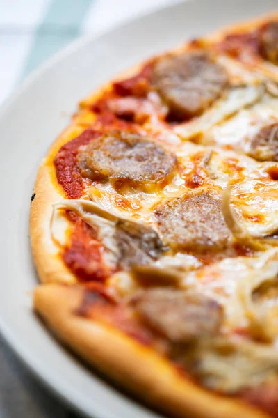 Hemlagad Färsk Pizza Med Tomat Ost Och Korv — Stockfoto