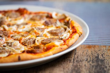 Ev yapımı taze pizza domates, peynir ve sosis ile