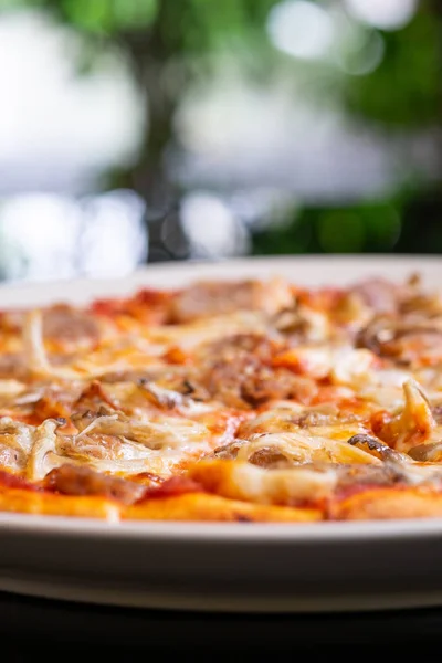 Pizza Fresca Casera Con Tomates Queso Salchichas — Foto de Stock