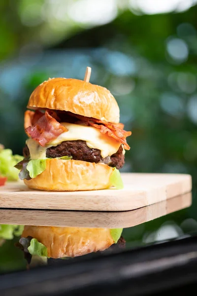 Hamburguesas Papas Fritas Bandeja Madera Hamburguesa Con Queso — Foto de Stock