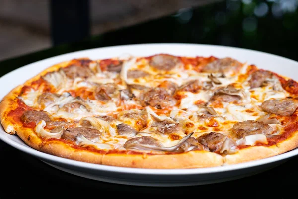Domácí Čerstvá Pizza Rajčaty Sýrem Klobásou — Stock fotografie