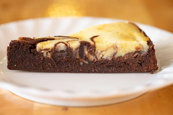 Plakje Gebakken Brownie Cheesecake Witte Schotel Rechtenvrije Stockafbeeldingen