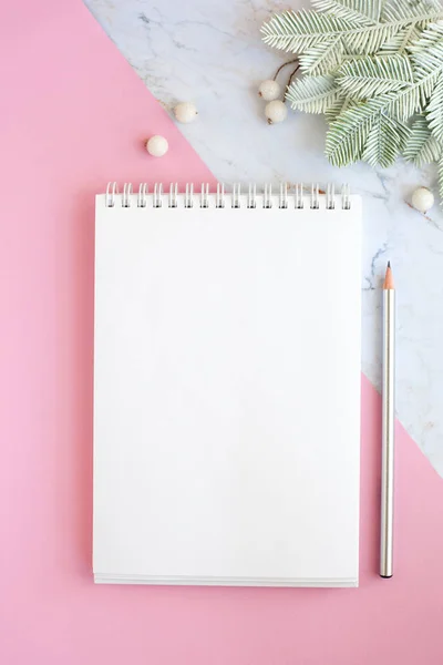 pembe ve mermer arka plan üzerinde kalem ve bitki ile boş Not Defteri sayfası. Minimal düz yatıyordu