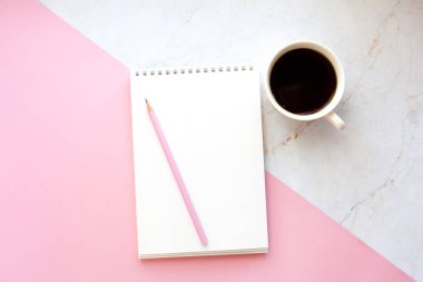 İş Işyeri kahve, defter, kalem bir fincan ile minimalist bir tarzda. Pembe ve mermer arka plan