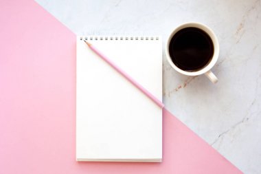 İş Işyeri kahve, defter, kalem bir fincan ile minimalist bir tarzda. Pembe ve mermer arka plan