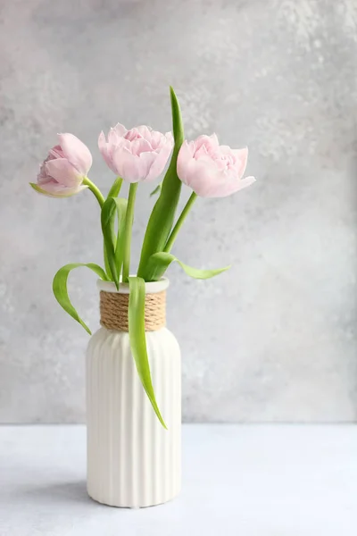 Tulipes Roses Dans Vase Sur Fond Gris — Photo