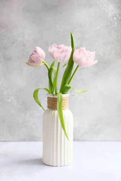 Tulipes Roses Dans Vase Sur Fond Gris — Photo