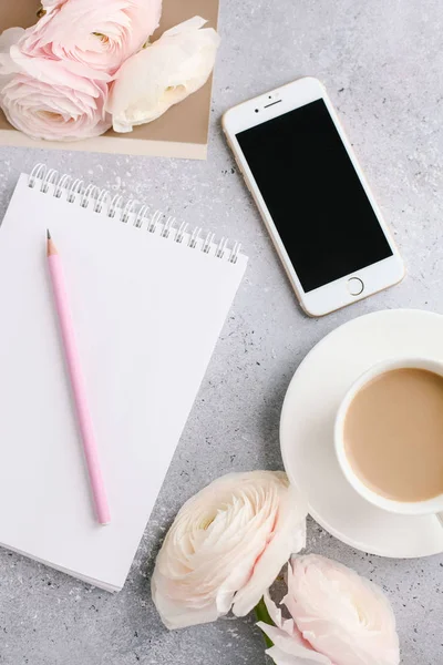 kahve ve Notebook fincan, pembe çiçekler, Masa üzerinde iPhone 7