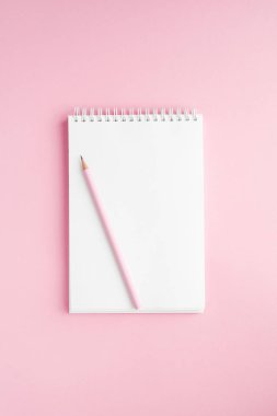 Defter, beyaz çarşaf, kalem. Pembe arka plan