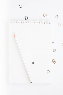Defter, beyaz çarşaf, kalem. Beyaz arka plan