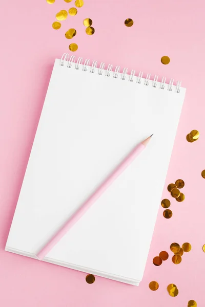 Defter, beyaz çarşaf, kalem. Pembe arka plan