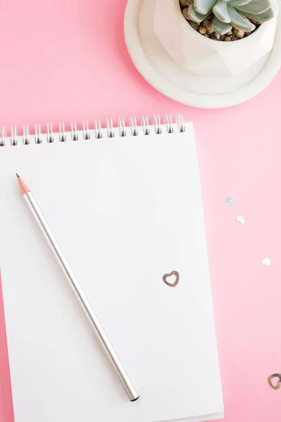  Defter, beyaz çarşaf, kalem, sulu. Pembe arka plan
