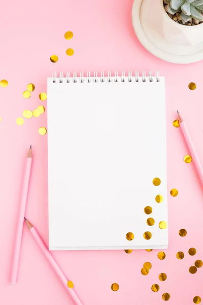  Defter, beyaz çarşaf, kalem, sulu. Pembe arka plan