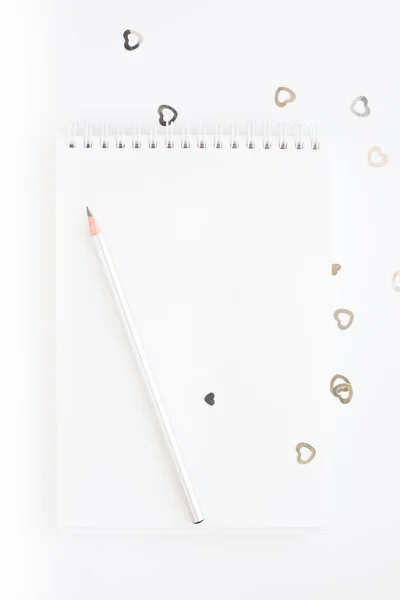 Defter, beyaz çarşaf, kalem. Beyaz arka plan