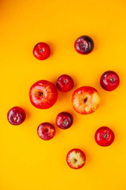 Sarı arka plan ve boşluk tasiman üzerine izole sıra daire kırmızı elma