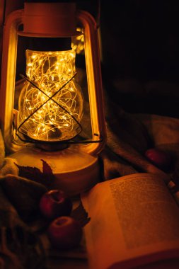 sıcak ışık, kitap ve elma ile lamba