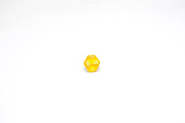 Fantezi dand ve RPG masa üstü oyunları için sarı zarlar. Beyaz arkaplanda farklı kenarları olan masa oyunu çokyüzlü zarları