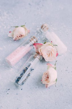 Spa ve vücut bakım ürünleri. Aromatik gül banyosu Deniz Tuzu, lavanta, gri arka plan üzerinde beyaz deniz tuzu. Güzellik cilt bakımı. Spa tedavisi