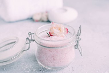 Spa ve vücut bakım ürünleri. Aromatik gül banyosu Deniz Tuzu, havlu, gri arka plan üzerinde mum. Güzellik cilt bakımı. Spa tedavisi