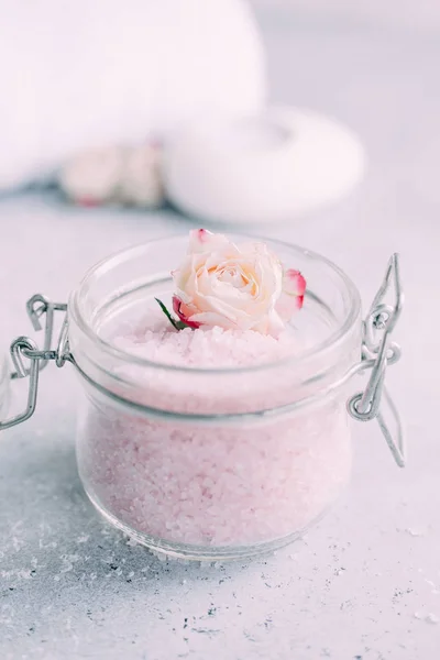 Spa ve vücut bakım ürünleri. Aromatik gül banyosu Deniz Tuzu, havlu, gri arka plan üzerinde mum. Güzellik cilt bakımı. Spa tedavisi