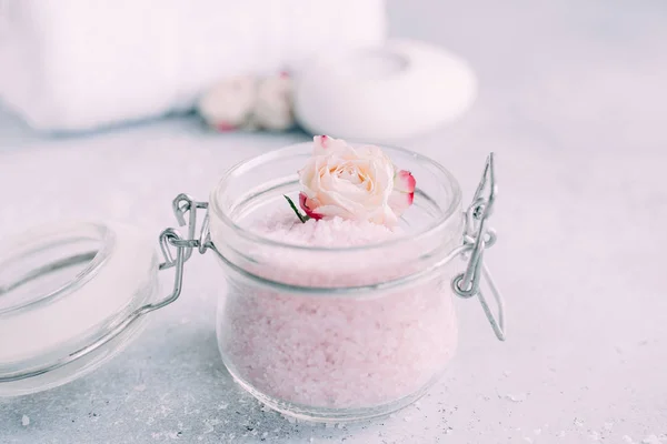 Spa ve vücut bakım ürünleri. Aromatik gül banyosu Deniz Tuzu, havlu, gri arka plan üzerinde mum. Güzellik cilt bakımı. Spa tedavisi