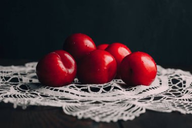 Kırmızı erik. Meyve. Karanlık arka plan. Ahşap. 