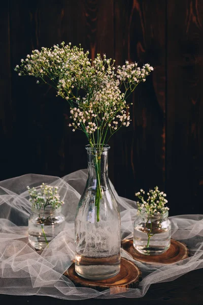 gypsophila şişe ahşap arka plan. düğün dekorasyonu. celebration.rustic