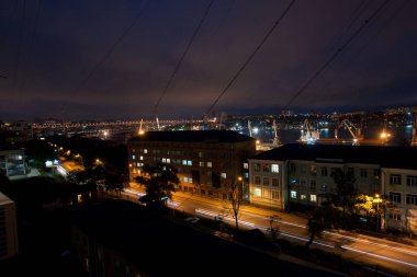 Endüstriyel gece şehri. Gemilerle Deniz Limanı. Evler.
