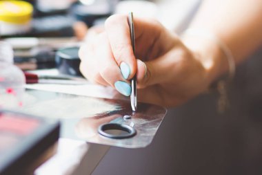 Makyaj uygulayan sanatçı kadın makyaj makyaj makyaj makyaj