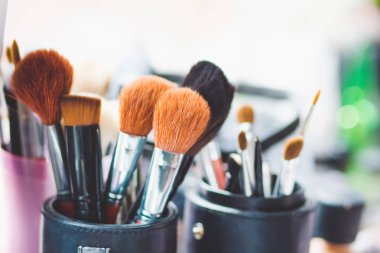 Fırçalar makyaj. ışık geri