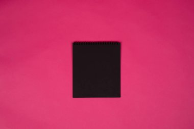 Pembe sırtüzerinde siyah defter