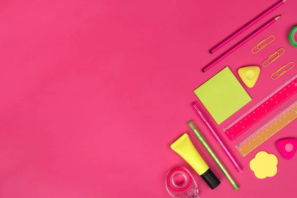 pembe arka plan üzerinde farklı okul renkli malzemeleri. Okula geri dön