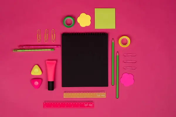 pembe arka plan üzerinde farklı okul renkli malzemeleri. Okula geri dön